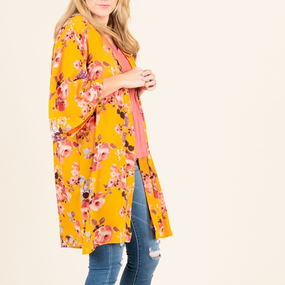 ✌ 2 for $25 ✌Gold Floral Kimono